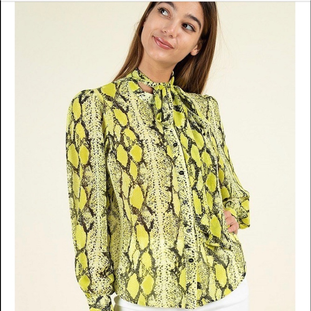 🦎😍Neon Lime Green Long Sleeve Snakeskin Blouse💚